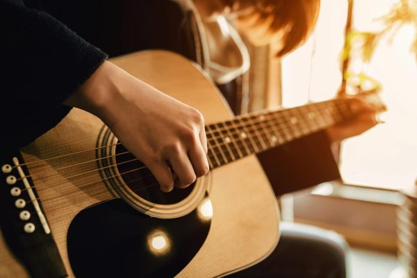 Gitarre spielen lernen: Ein Schritt-für-Schritt-Guide